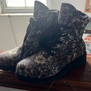 bear paw winter boots practically brand new size seven